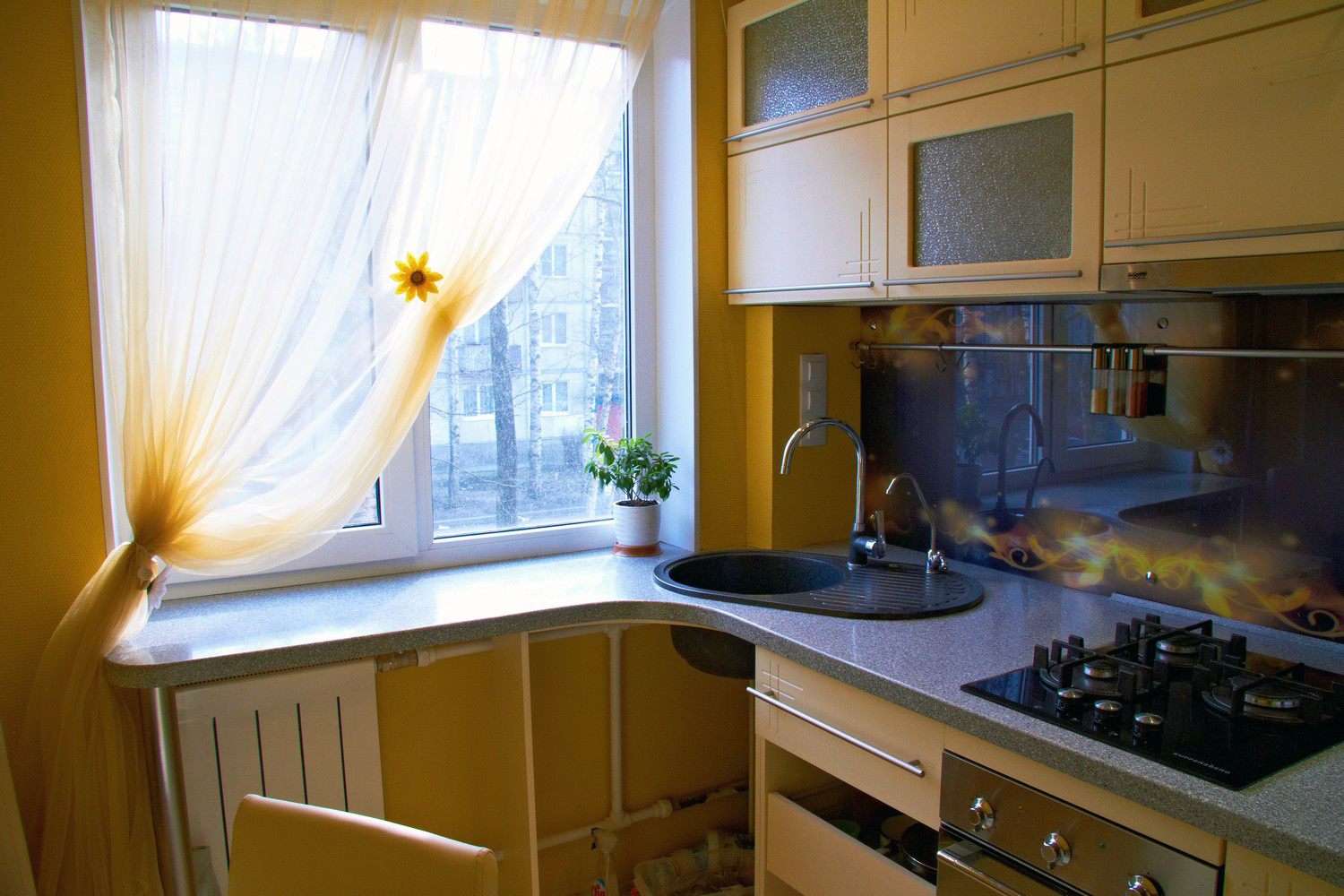 столешница у окна для кухни